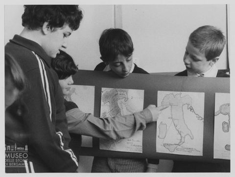 Giacomo studia storia con i compagni