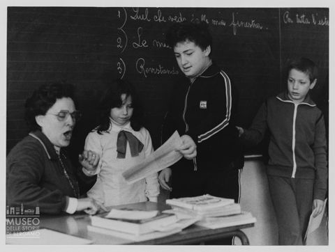 Giacomo alla lavagna con alcuni compagni [1]