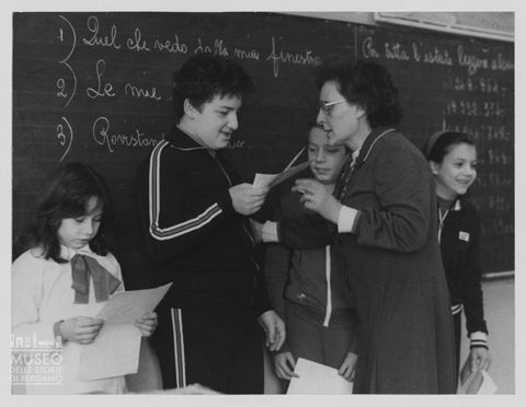 Giacomo alla lavagna con alcuni compagni [2]