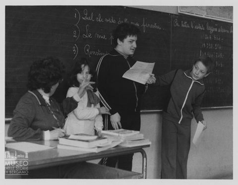Giacomo alla lavagna con alcuni compagni [3]