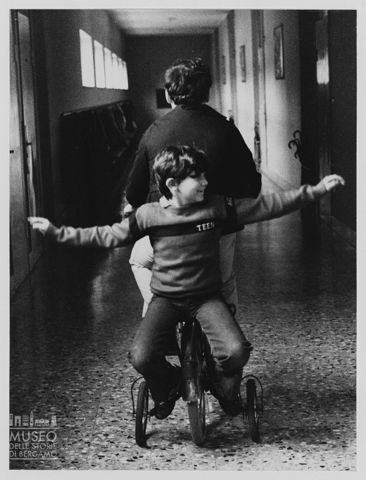 Giacomo in bicicletta con un compagno