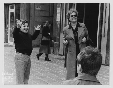 Giacomo durante una passeggiata in centro