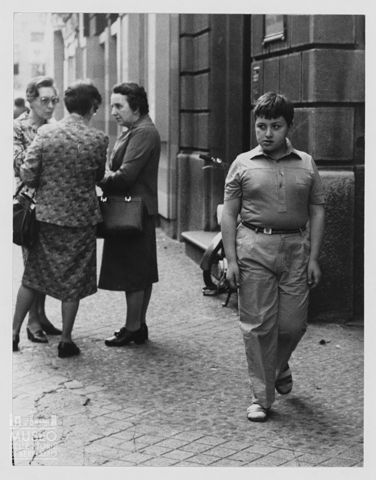 Giacomo passeggia in centro