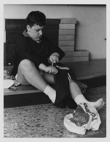 Giacomo infila i pantaloni