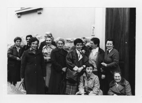 Foto di gruppo di fronte alla sede dell'Istituto Santa Maria Assunta [1]