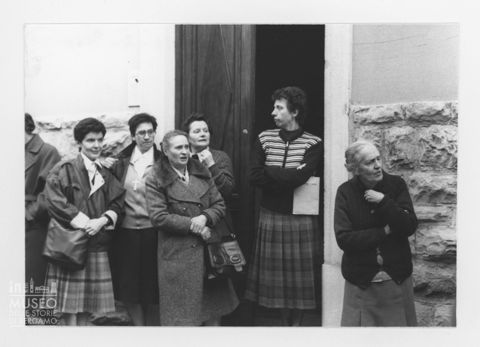 Foto di gruppo di fronte alla sede dell'Istituto Santa Maria Assunta [2]