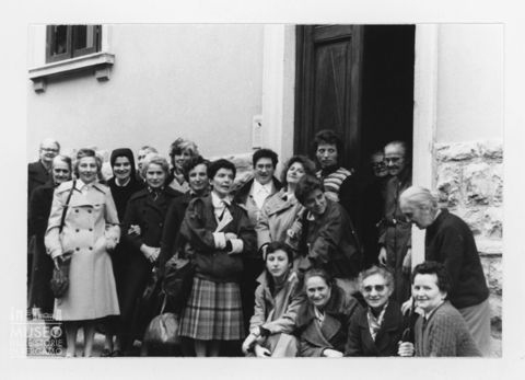 Foto di gruppo di fronte alla sede dell'Istituto Santa Maria Assunta [3]