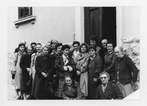 Foto di gruppo di fronte alla sede dell'Istituto Santa Maria Assunta [4]