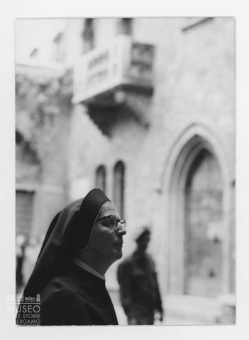 Ritratto di una suora sotto il balcone di Romeo e Giulietta a Verona