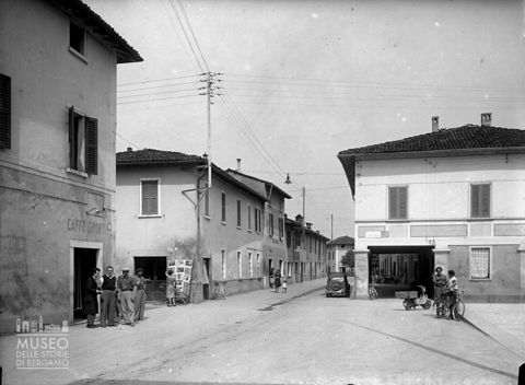 Piazza con bar