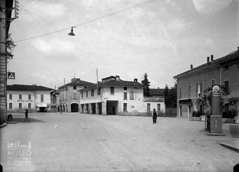 Piazza con distributore di benzina