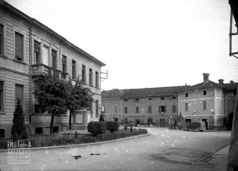 Strada con monumento ai caduti