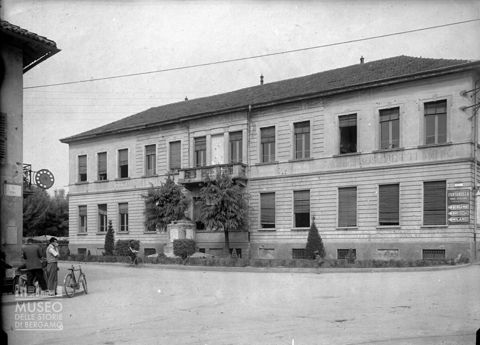 Scuola elementare e monumento