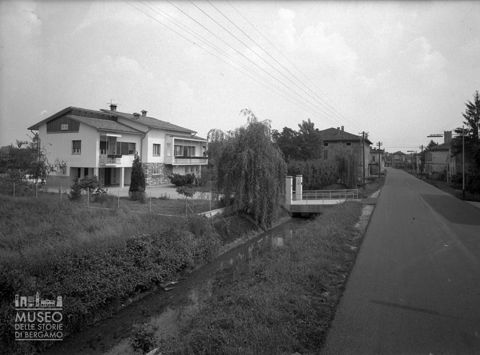 Strada lungo una roggia