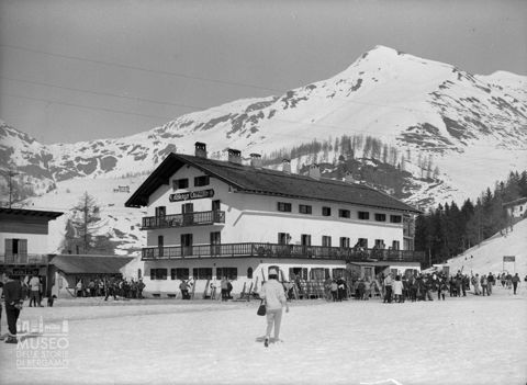 Albergo Cristallo, con turisti