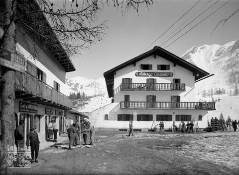 Albergo Cristallo, facciata e piazza