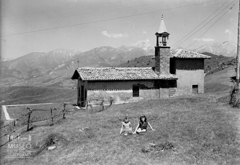 Chiesetta e bambine