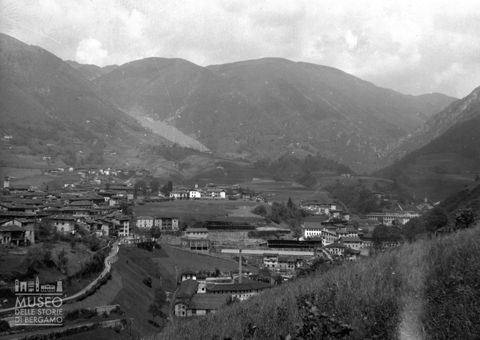 Veduta della periferia industriale di Gandino
