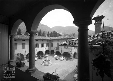 Piazza Vittorio Veneto dal chiostro antistante