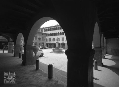 Piazza Vittorio Veneto dal porticato