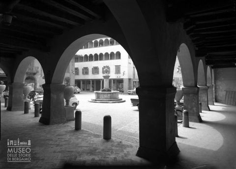 Piazza Vittorio Veneto dal porticato