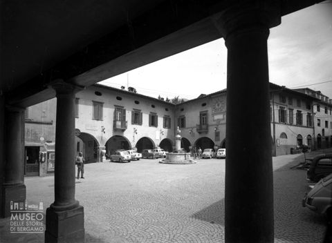 Piazza Vittorio Veneto dal porticato