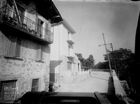 Strada con albergo ristorante