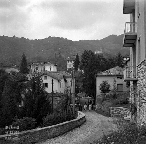 Contrada Fonti, persone lungo una strada