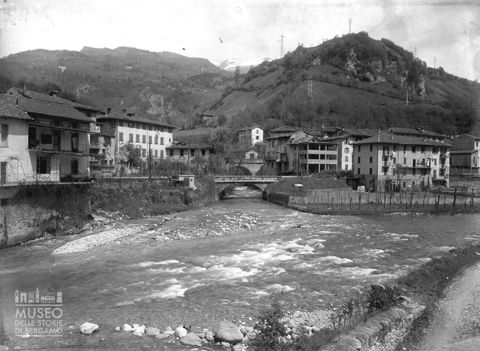 Gazzaniga, case lungo il fiume