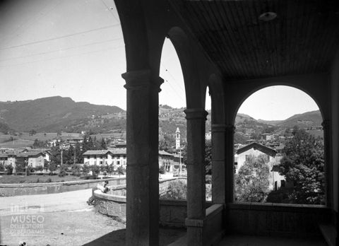 Gazzaniga, veduta del paese dal portico di una chiesa