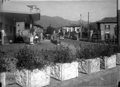 Distributore di benzina lungo la strada di accesso al paese