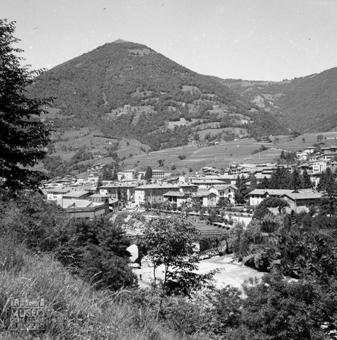 Gazzaniga, veduta di una frazione con fiume