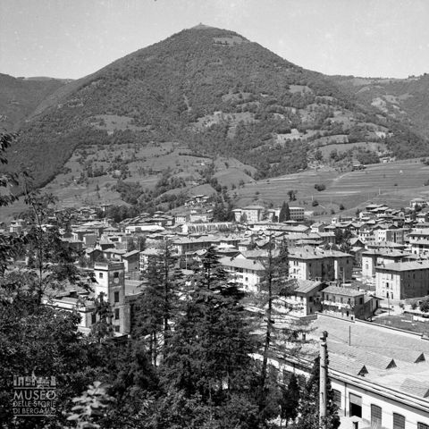 Gazzaniga, veduta di una frazione