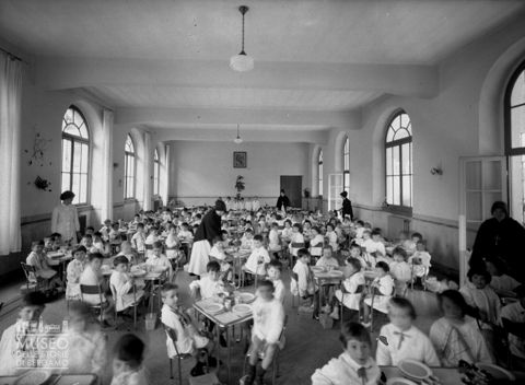 Scuola materna: refettorio con bimbi