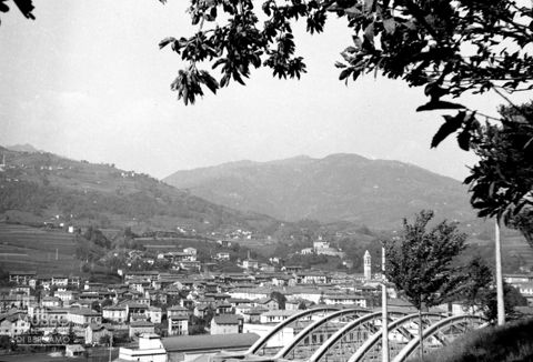 Gazzaniga, industrie e panorama