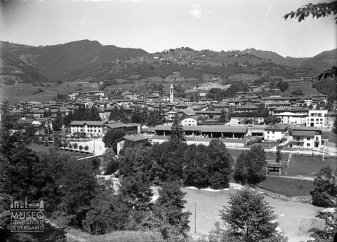 Gazzaniga, veduta del paese con fiume