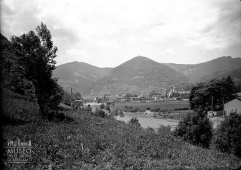 Panorama da un prato nei pressi del fiume