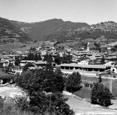 Gazzaniga, panorama con fiume