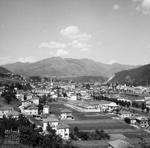 Gazzaniga, panorama con monti