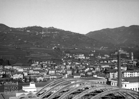 Gazzaniga, zona industriale e veduta del paese