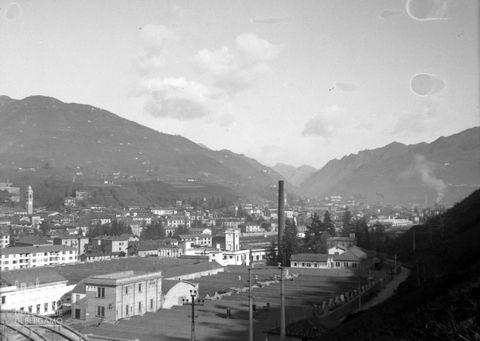 Gazzaniga, industrie e centro abitato