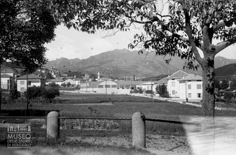 Gazzaniga, campi e centro abitato