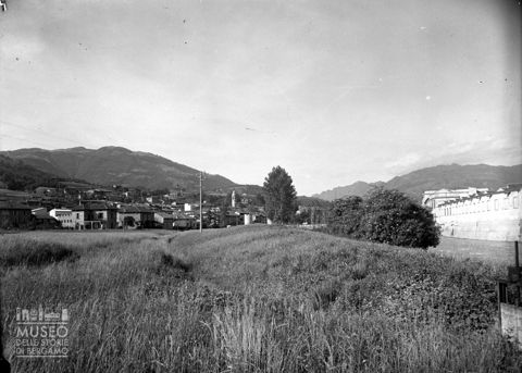 Gazzaniga, fiume e centro abitato