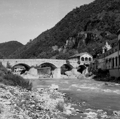 Gazzaniga, chiesa e cappella presso un ponte
