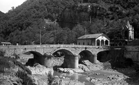 Gazzaniga, ponte con chiesa e cappella