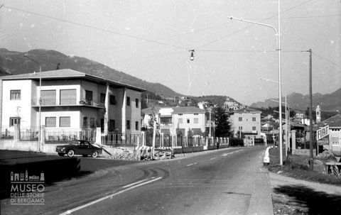 Strada di accesso al paese