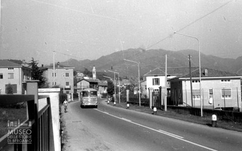 Strada di accesso al paese con autobus