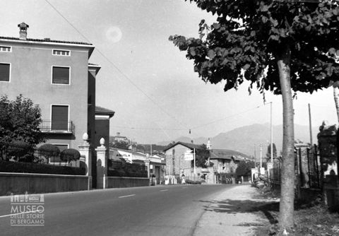 Strada con abitazioni e benzinaio