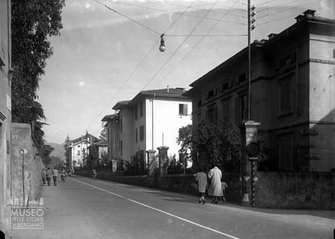 Strada di accesso al paese con passanti