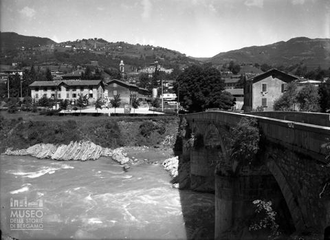 Gazzaniga, ponte sul fiume e veduta del paese